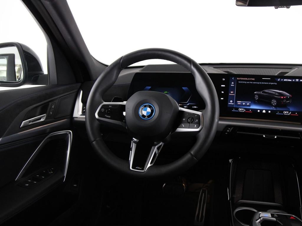BMW iX2 xDrive30 67 kWh M Sport Edition (bj 2025, automaat), Auto's, BMW, Automaat, Met garantie (alle), 24 min, Alcantara