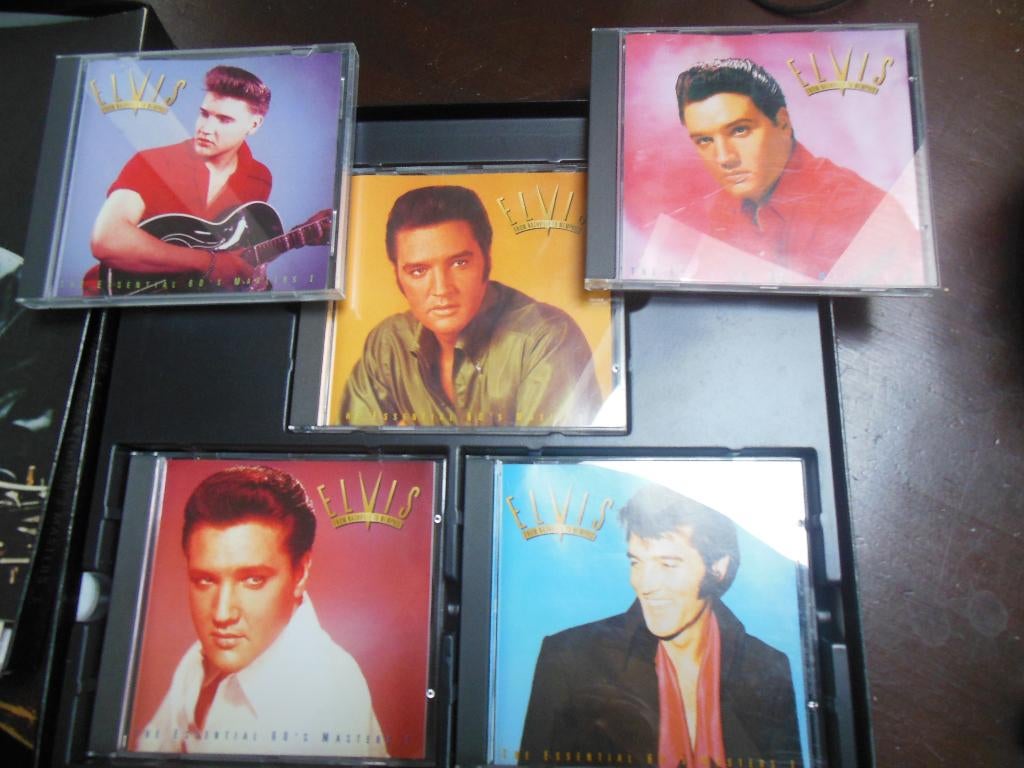 elvis presley 5 cd rock box set met boekwerk en postzegels, Ophalen of Verzenden, Zo goed als nieuw, Cd of Plaat