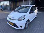 Toyota Aygo 1.0 VVT-i Now 5DRS AIRCO ELEK RAMEN DEALER OH OR, Auto's, Euro 5, Gebruikt, 4 stoelen, Origineel Nederlands
