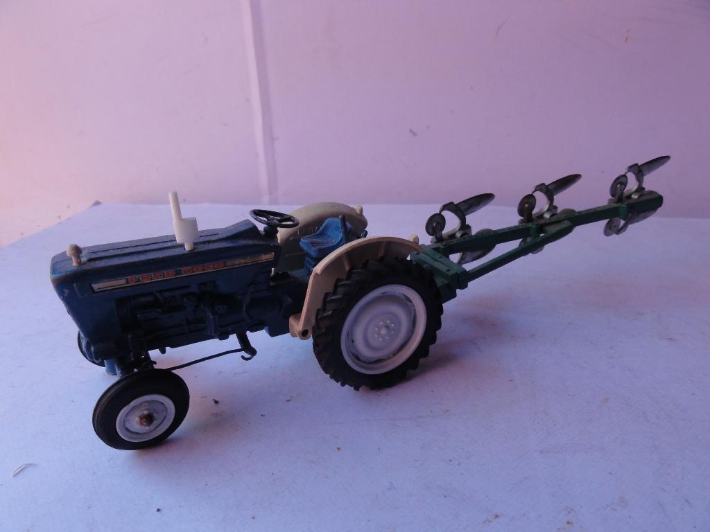 Ford 5000 tractor met 3 schaar ploeg, Verzenden, Zo goed als nieuw, 1:32 tot 1:50