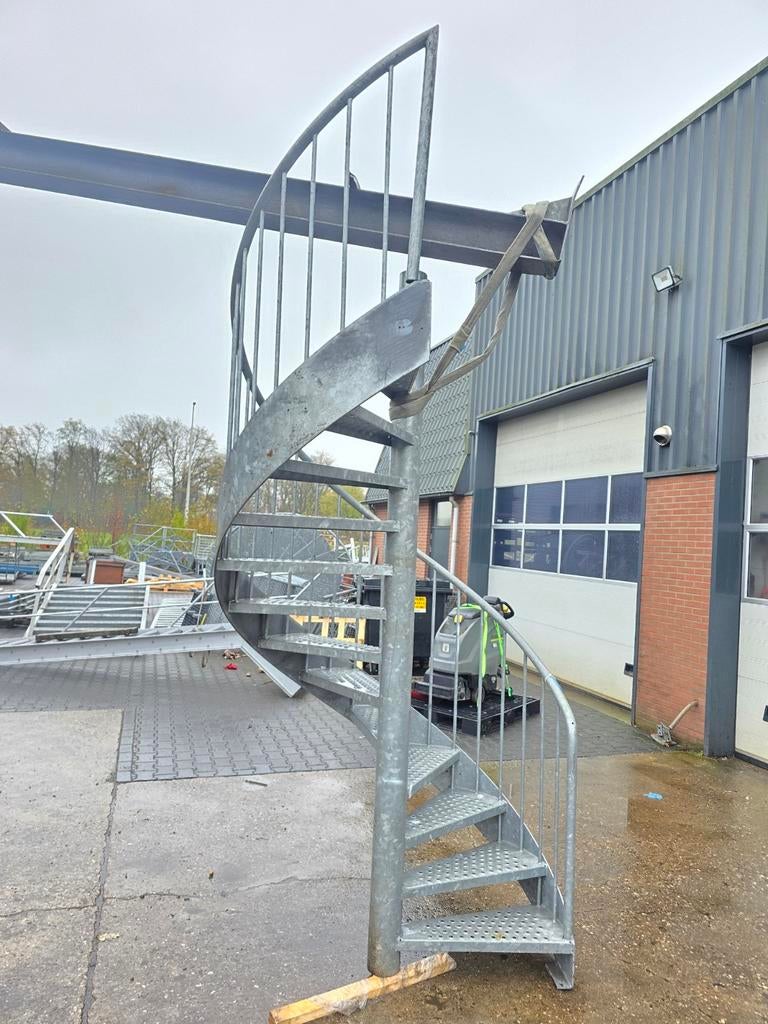 Stalen wenteltrap gegalv. Hoog 2,7 mtr. Nob184, Doe-het-zelf en Verbouw, Ladders en Trappen, Ophalen, 2 tot 4 meter