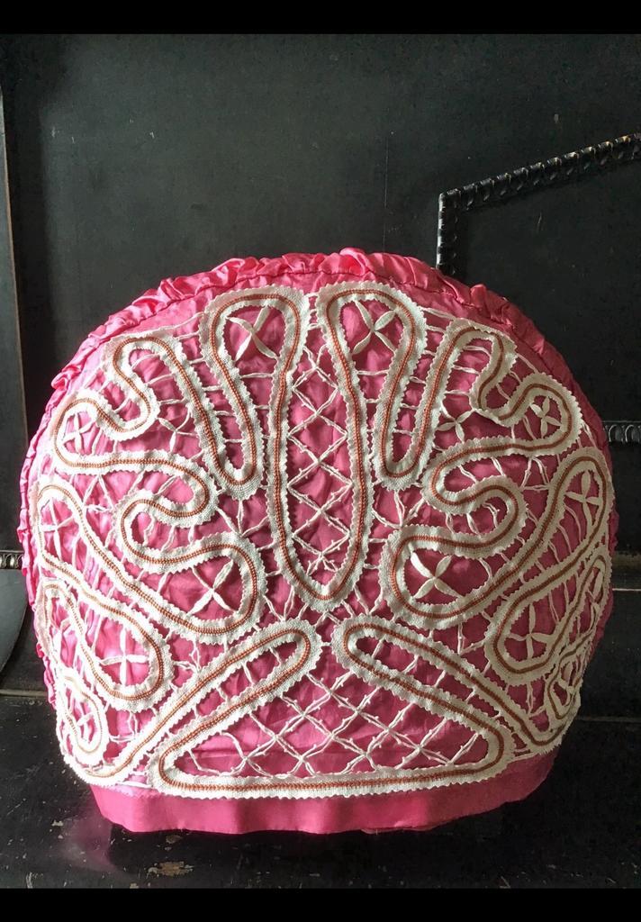 Theemuts 2-zijdig bekleed met groot stuk kant = gekantklost., Antiek en Kunst, Curiosa en Brocante, Ophalen of Verzenden