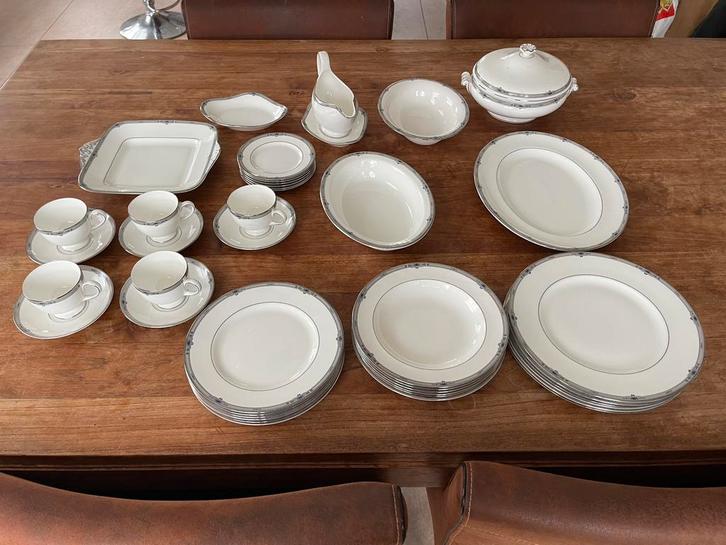 Wedgwood bone china amherst servies, Antiek en Kunst, Antiek | Servies compleet, Ophalen of Verzenden