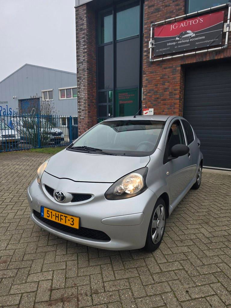 Toyota Aygo Nwe apk en remschijven en blokken.airco., Auto's, Voorwielaandrijving, 4 stoelen, 68 pk, Origineel Nederlands