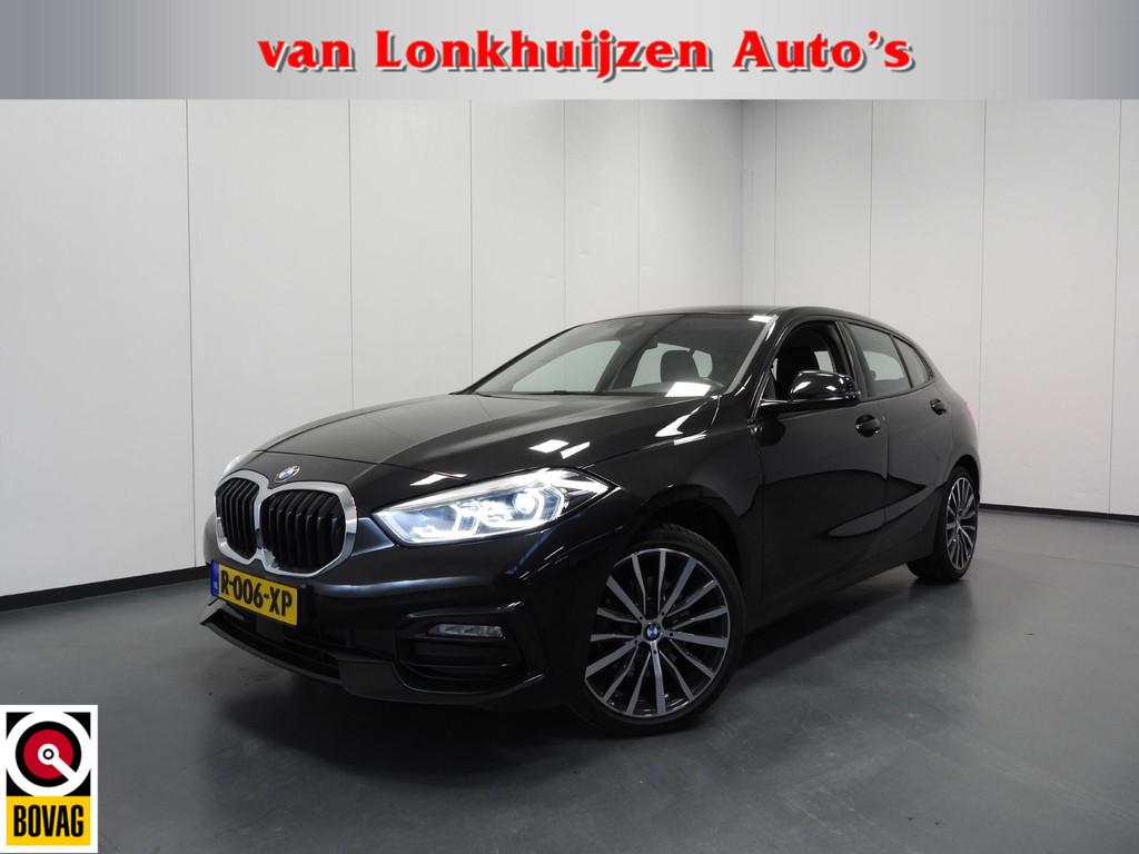 BMW 1-Serie 118i Aut Intro Sport Line VOL LEER/NAVI/CAMERA/L, 136 pk, Gebruikt, Lichtsensor, Zwart