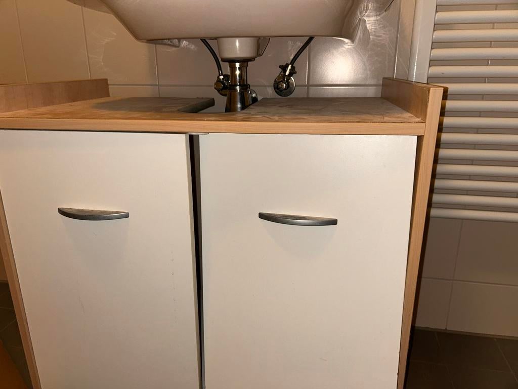 Gratis: Badkamerkast, Lack tafeltje, Zwarte tuinstoel, Huis en Inrichting, Badkamer | Badkamermeubels, Ophalen, Gebruikt, 50 tot 100 cm
