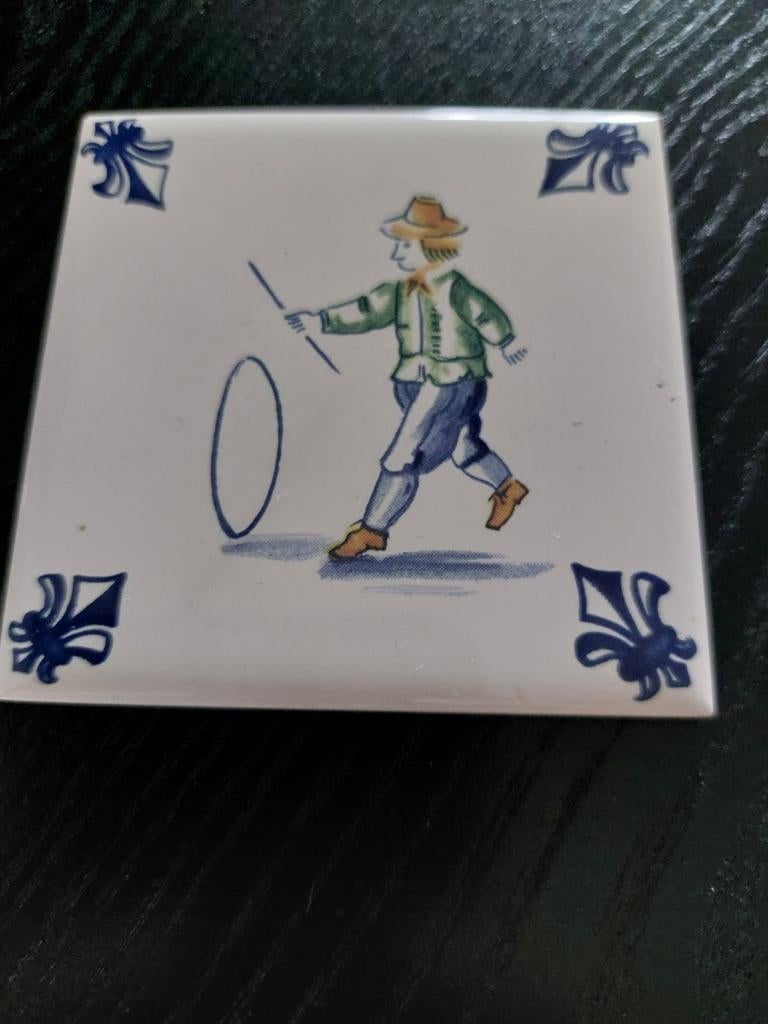 KLM Business Class Tegeltje - Hollandse Jongen met Hoepel, Antiek en Kunst, Antiek | Wandborden en Tegels, Ophalen of Verzenden