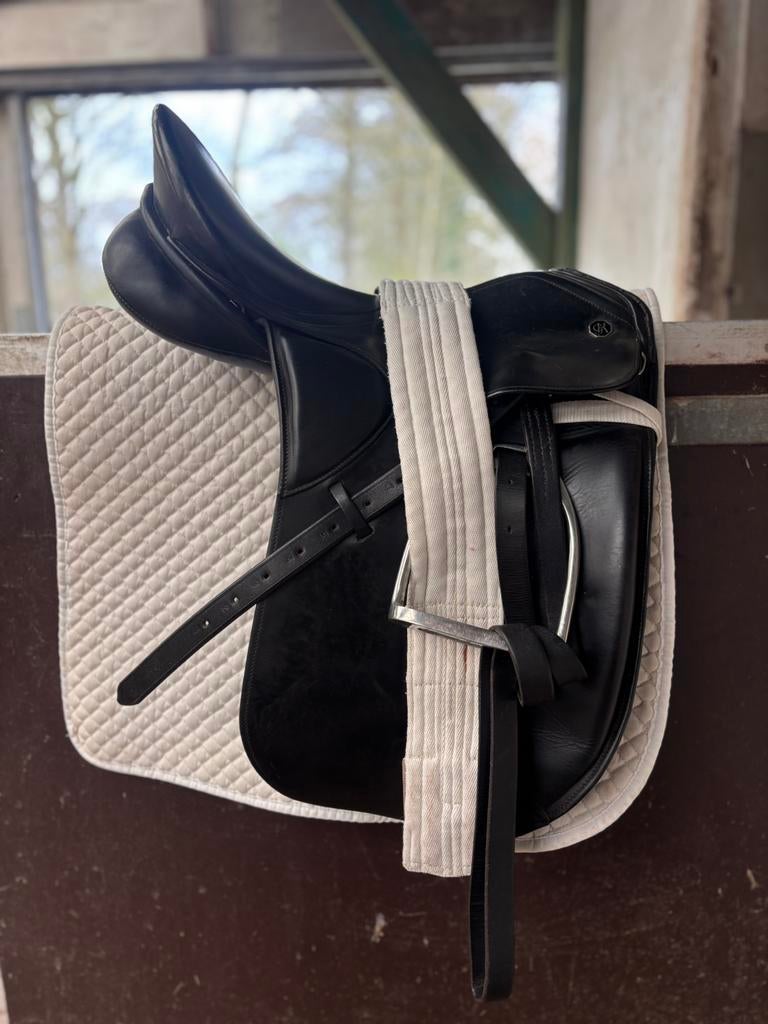 Zwart Kieffer Lech DL II dressuurzadel, maat 1, Dieren en Toebehoren, Paarden en Pony's | Zadels, Ophalen, Gebruikt, Dressuur