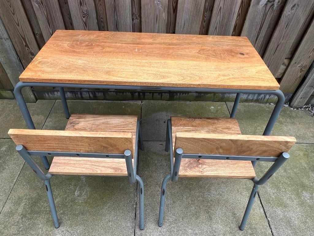 Vintage schooltafel met 2 stoelen - Hout en metaal, Kinderen en Baby's, Kinderkamer | Tafels en Stoelen, Ophalen of Verzenden
