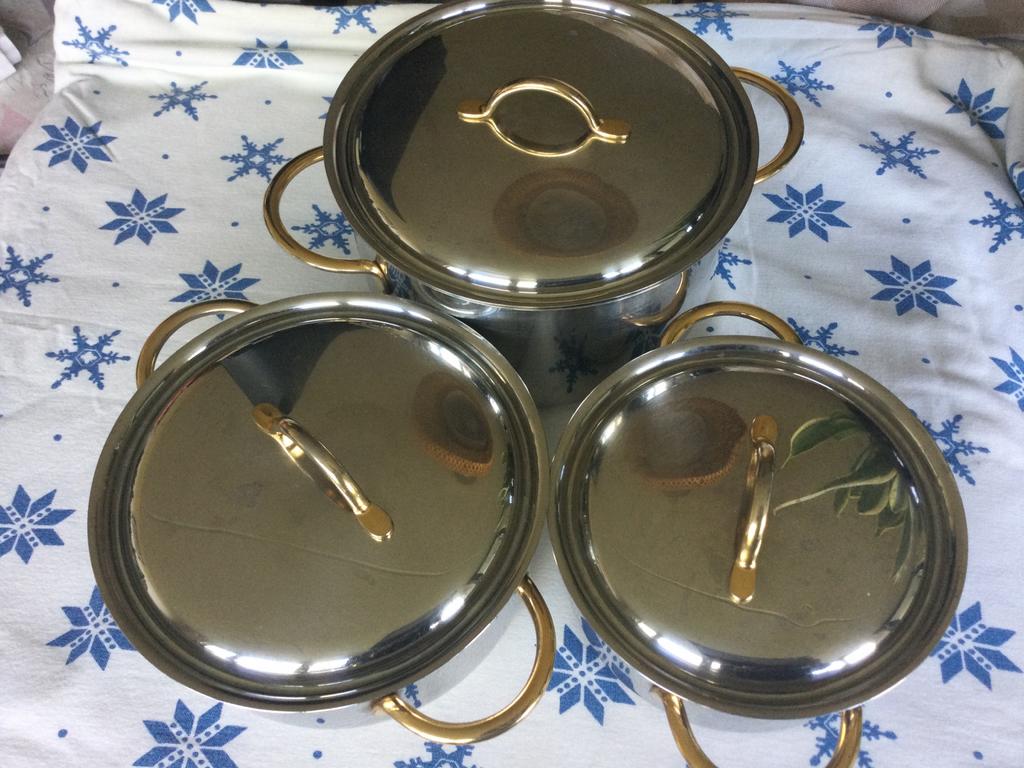 3 x SIGG Zwitserland RVS pannen met gouden handvat ., Ophalen of Verzenden, Gebruikt, Rvs, Pannenset