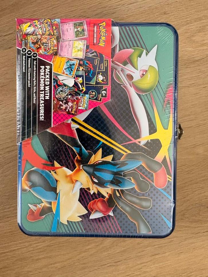 Pokémon TCG: Collector Chest Najaar 2025, Hobby en Vrije tijd, Verzamelkaartspellen | Pokémon, Nieuw, Overige typen, Foil, Ophalen