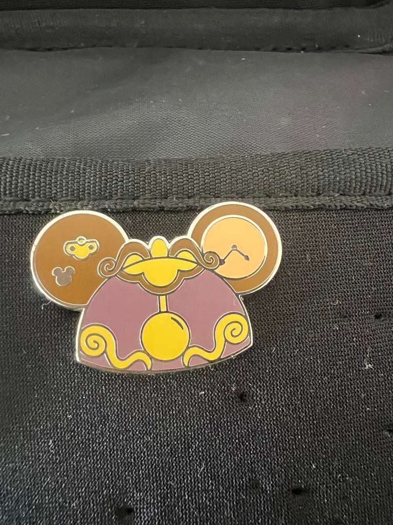 Disney Pin 2024 WDW Hidden Mickey Ear Hats Cogsworth, Verzamelen, Ophalen of Verzenden, Assepoester of Belle, Nieuw, Overige typen