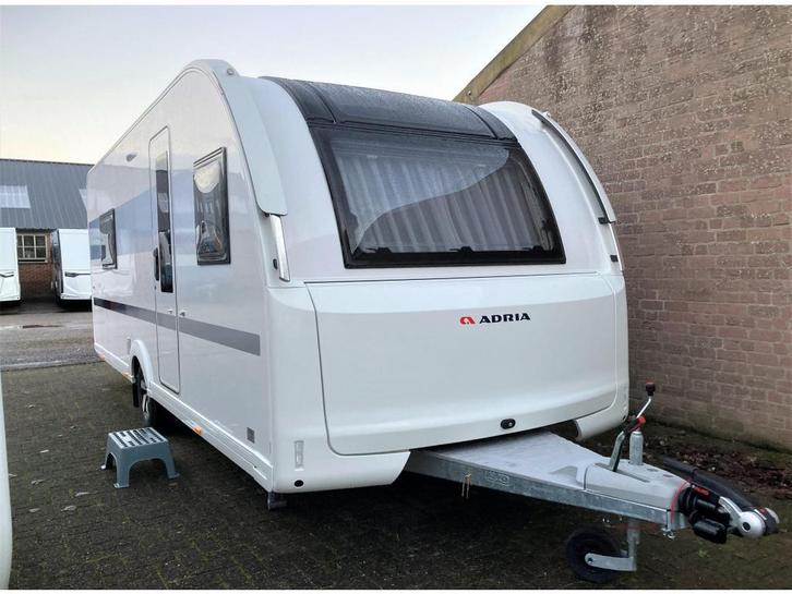 Adria Adora 572 UT - 2023, Caravans en Kamperen, Caravans, Particulier, tot en met 4, 1250 - 1500 kg, Rondzit, Adria, 2 aparte bedden