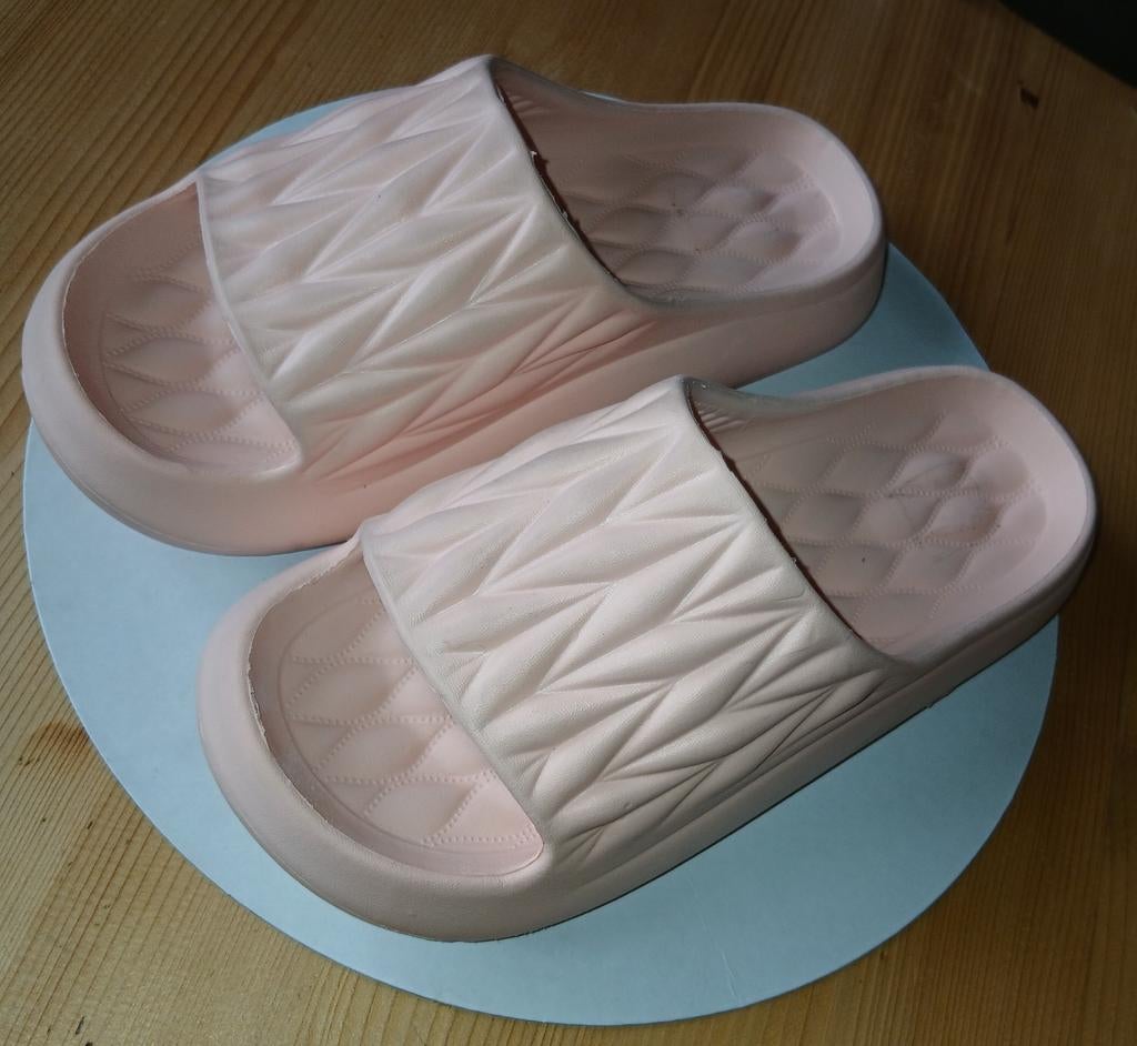 Comfortabele slippers - Maat 36-37 (2 paar beschikbaar, Ophalen of Verzenden, Zo goed als nieuw, Overige kleuren, Slippers