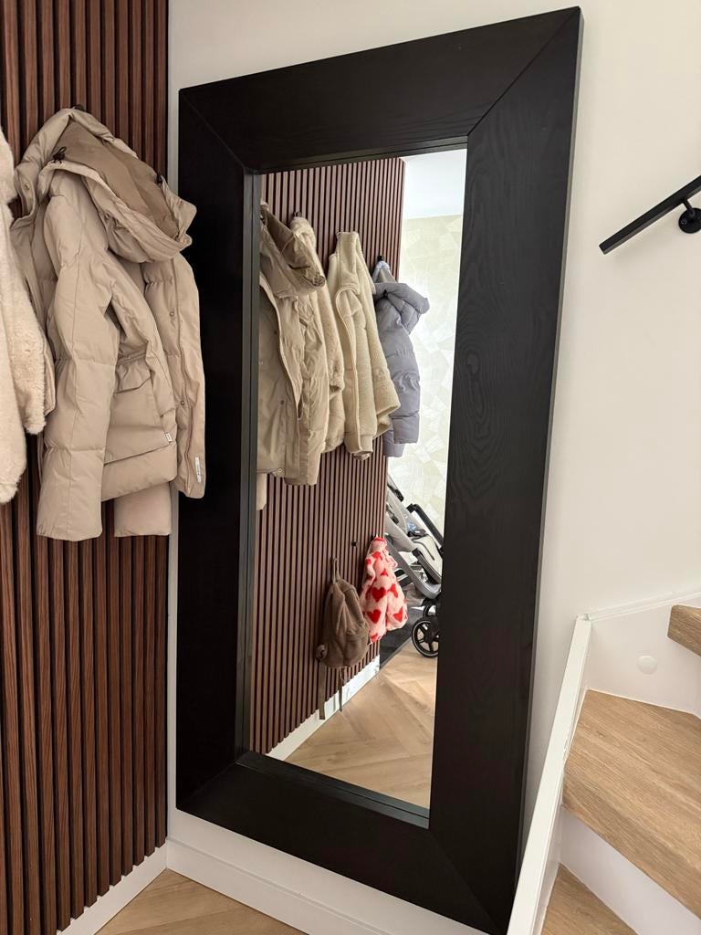 Grote IKEA Mongstad spiegel met zwarte lijst, Huis en Inrichting, Woonaccessoires | Spiegels, Ophalen, Gebruikt, 75 tot 100 cm