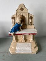 Antiek religieus beeld. Meisje knielend bij monument / graf, Antiek en Kunst, Antiek | Religie, Ophalen