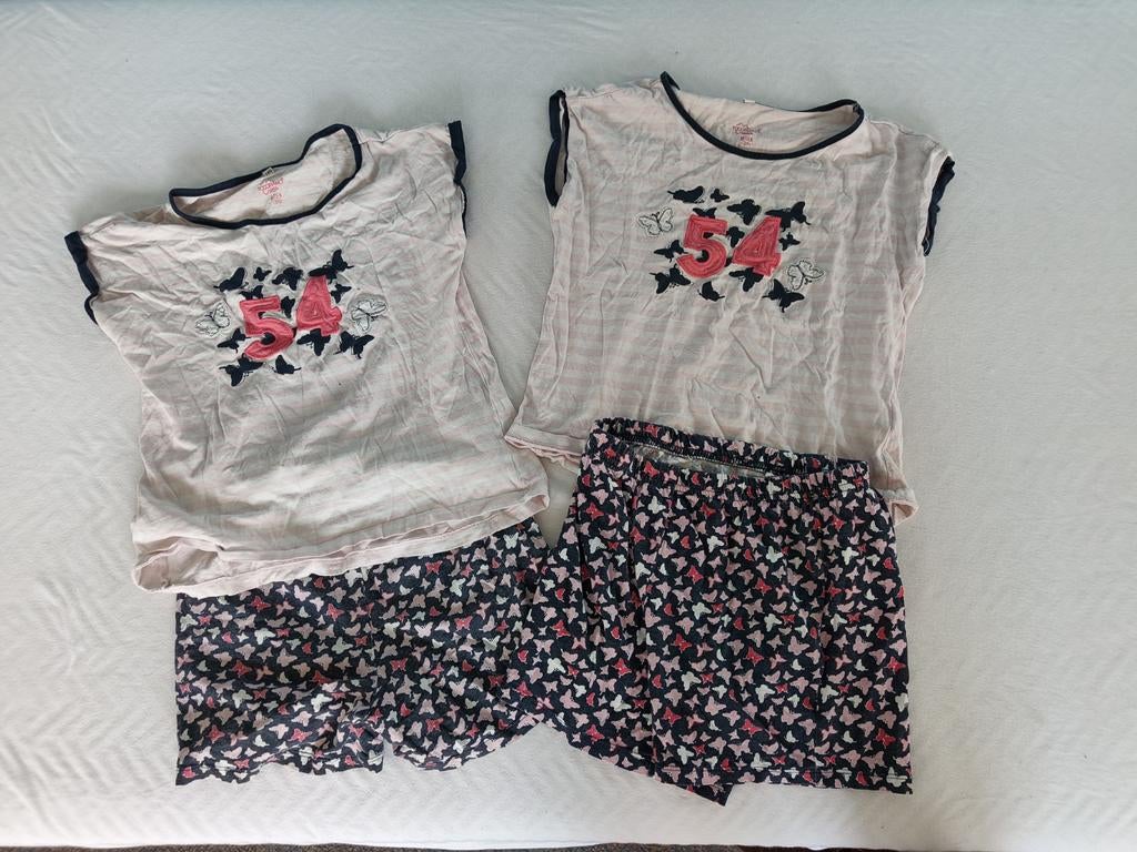 2x Pyjama's / Shortama's maat 140 met vlinders, Kinderen en Baby's, Kinderkleding | Maat 140, Nacht- of Onderkleding, Gebruikt