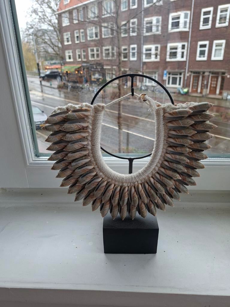 Decoratieve schelpen ketting op standaard, Huis en Inrichting, Woonaccessoires | Overige, Ophalen of Verzenden, Zo goed als nieuw