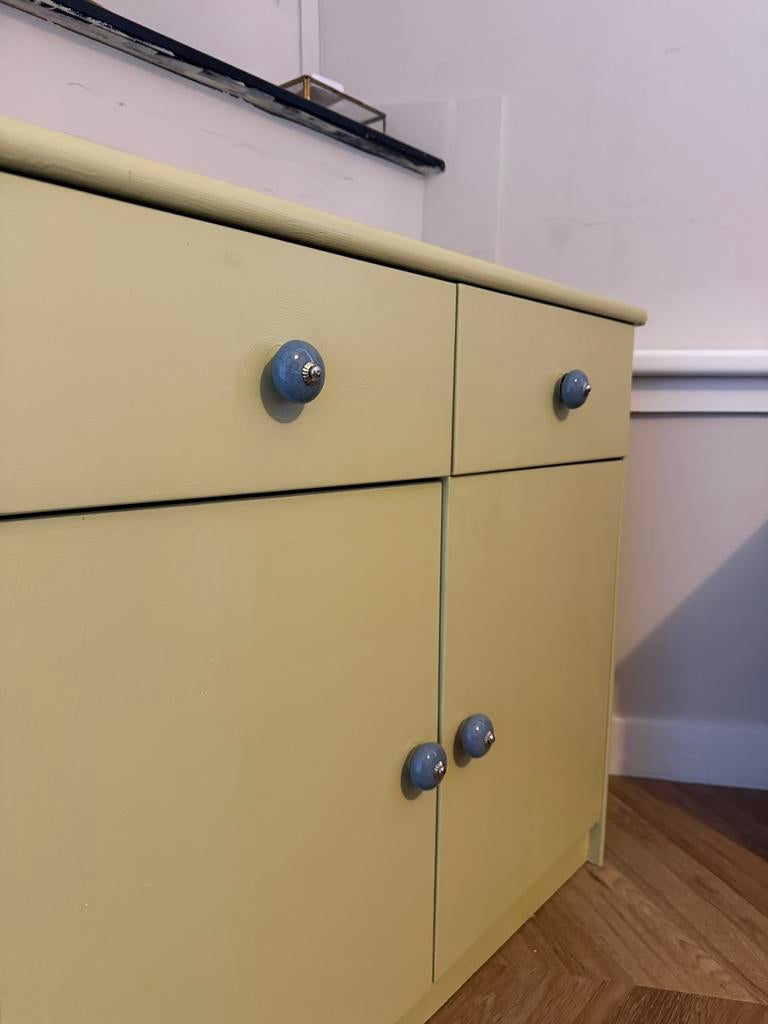 Geel houten kastje met lades en deurtjes, Ophalen, Gebruikt