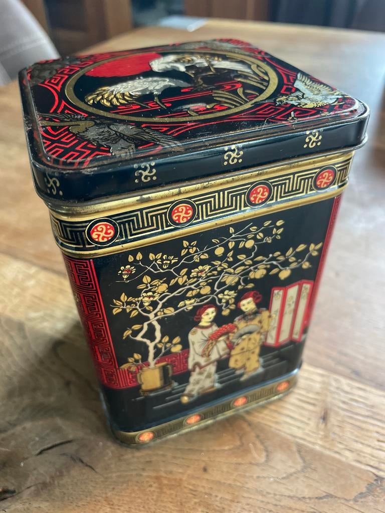 Vintage Chinees theeblik met kraanvogels en figuren, Verzamelen, Blikken, Ophalen of Verzenden, Gebruikt, Thee, Overige merken
