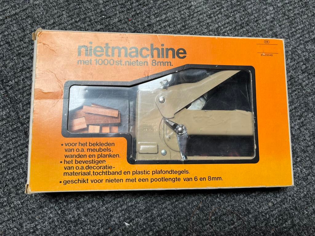 Nietmachine voor bekleding met extra nietjes, Ophalen, Gebruikt