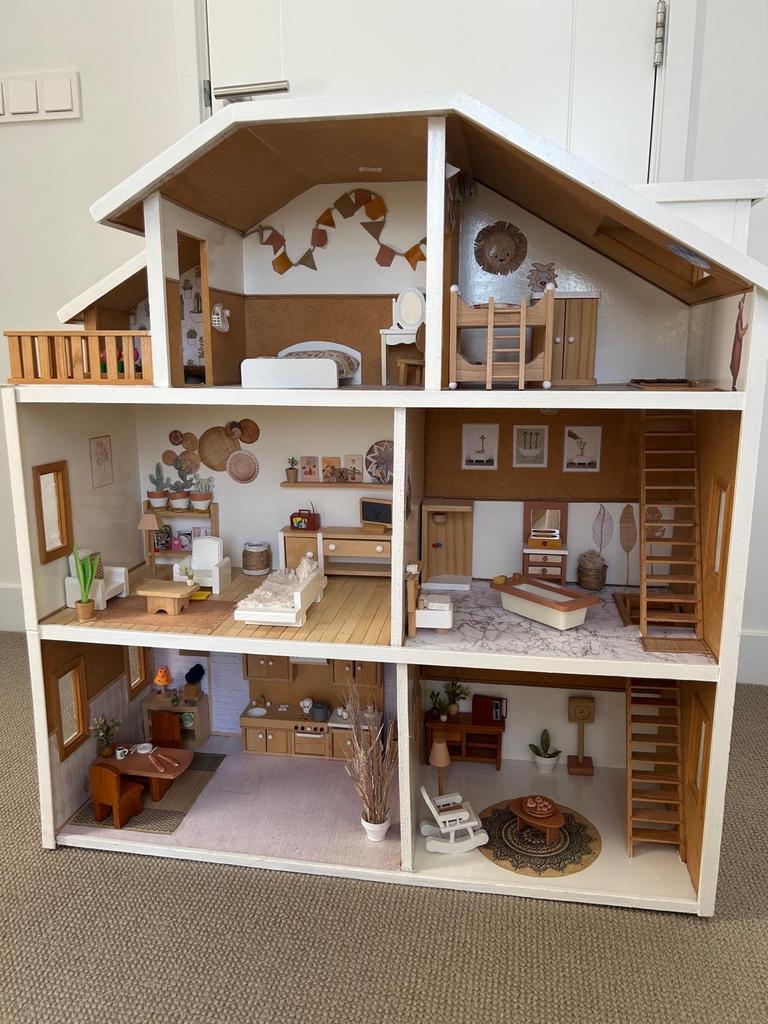 Groot en gedetailleerd poppenhuis met meubels, Verzamelen, Poppenhuizen en Toebehoren, Ophalen, Gebruikt, Poppenhuis