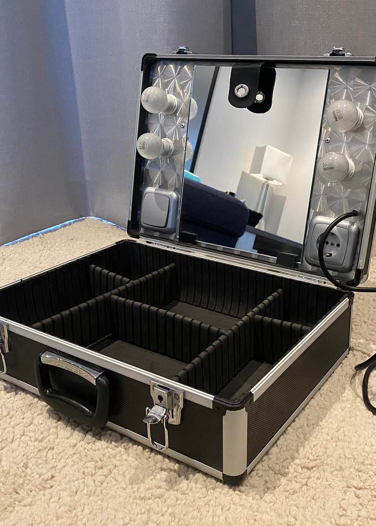 Prof. Make-up koffer met verlichting + stopcontact & slot, Zwart, Ophalen of Verzenden, Zo goed als nieuw, Met slot