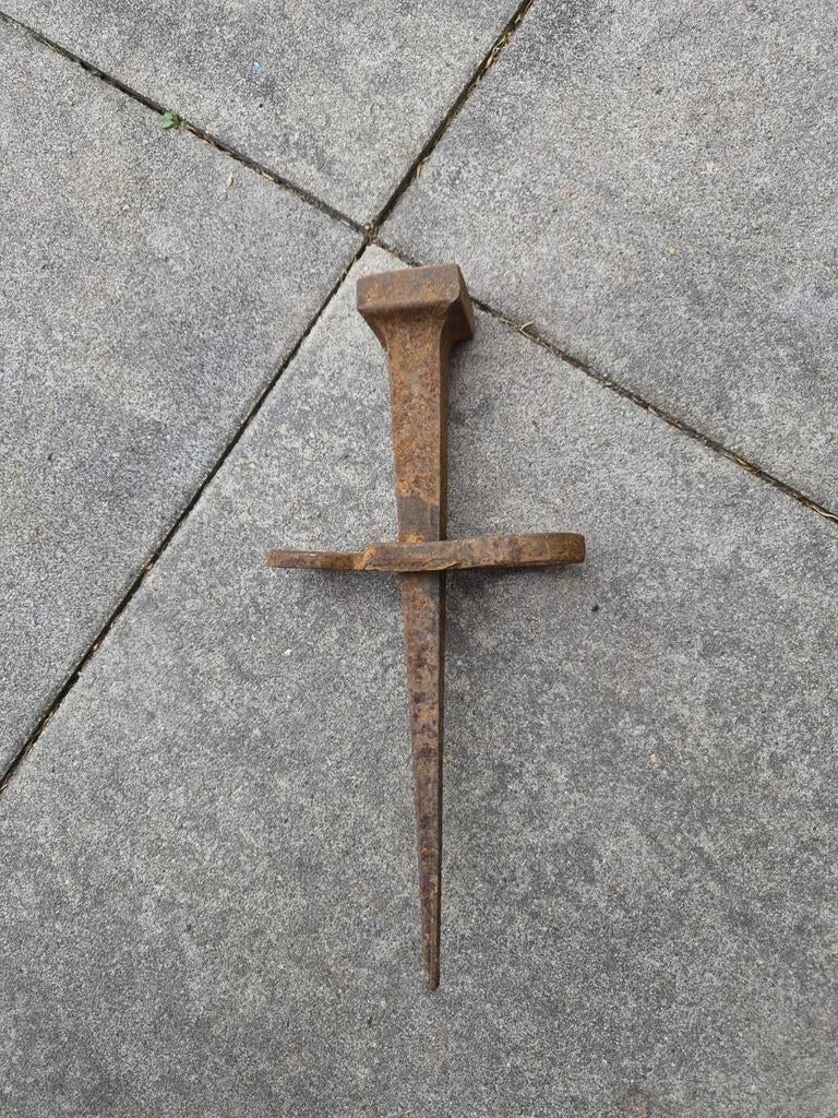 Oud roestig ijzeren haarspit met zeis, Ophalen of Verzenden