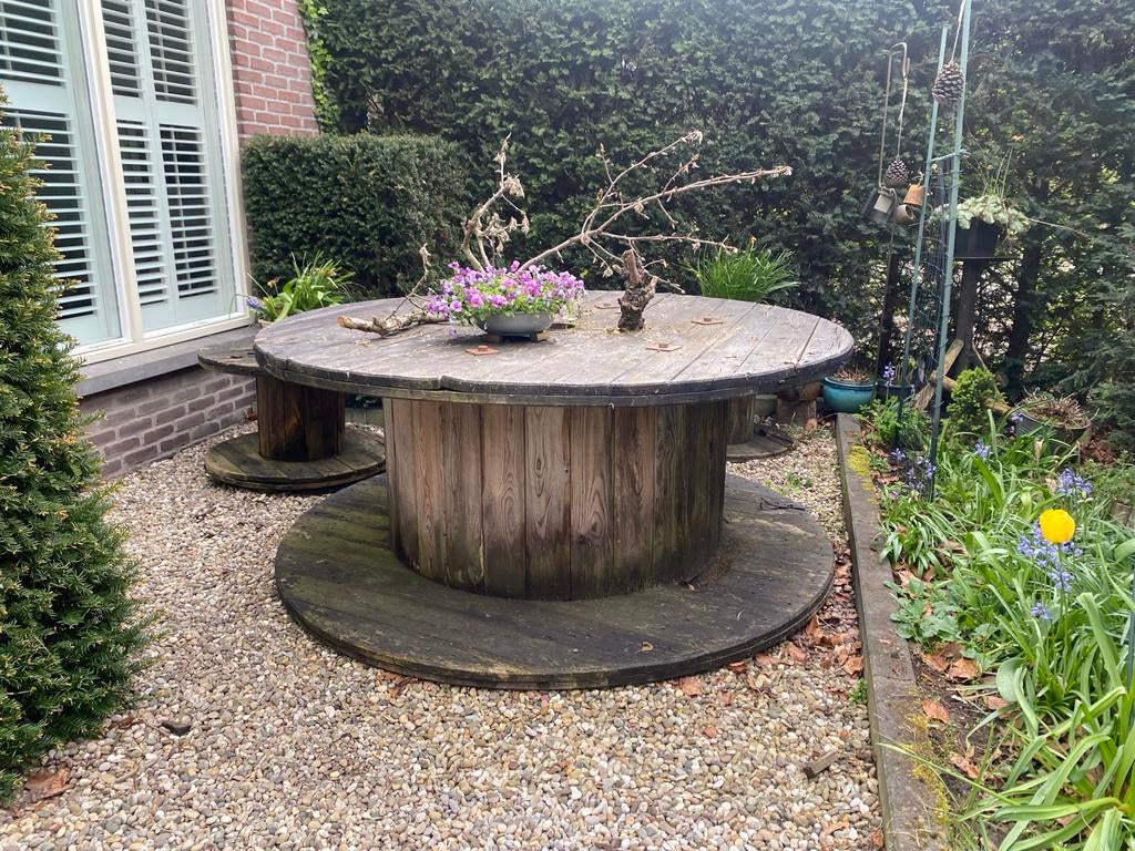 GRATIS! Stoere Tuinset Mancave - Grote  Tafel met 2 Krukken, Ophalen, Gebruikt, Rond, Hout