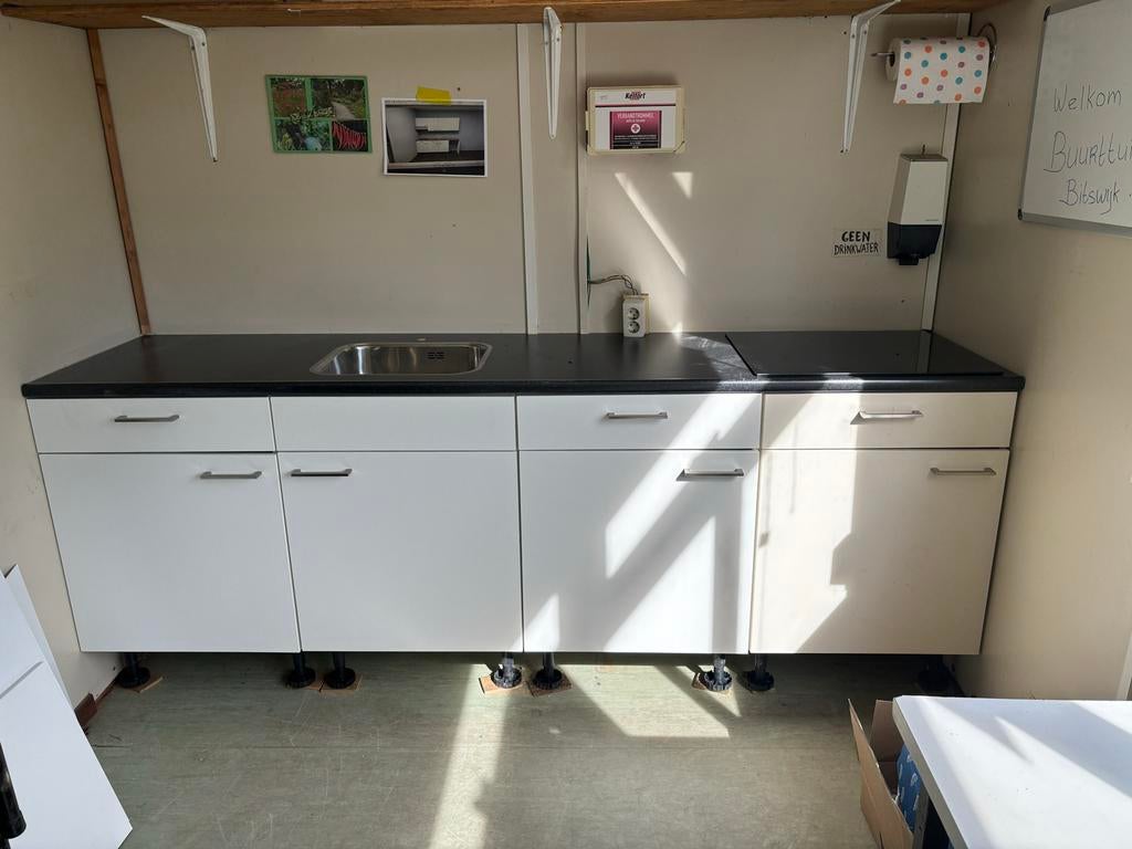 Nieuw keukenblok met spoelbak en donker werkblad, Huis en Inrichting, Keuken | Complete keukens, Wit, Nieuw, Enkelwandige keuken