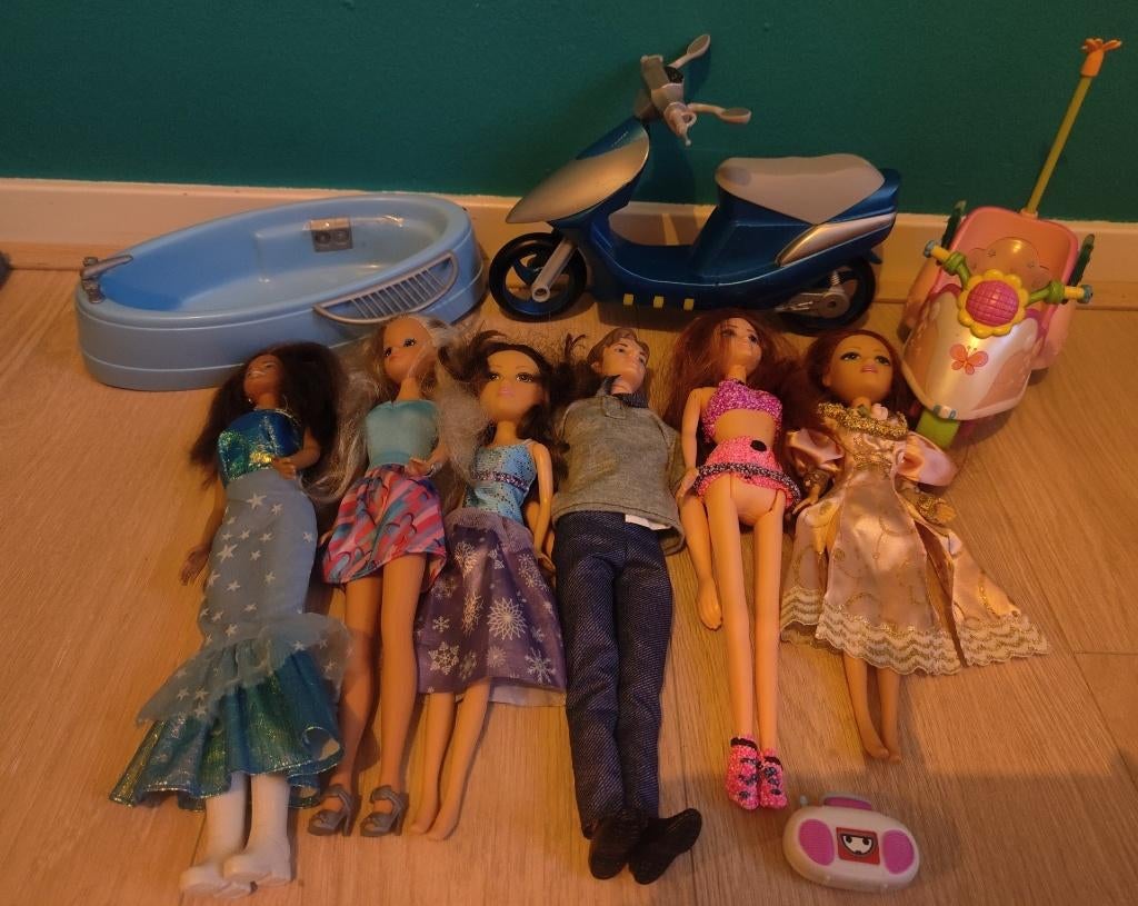 Grote set modepoppen met scooter, bad & accessoires., Kinderen en Baby's, Speelgoed | Poppen, Gebruikt, Barbie, Ophalen of Verzenden