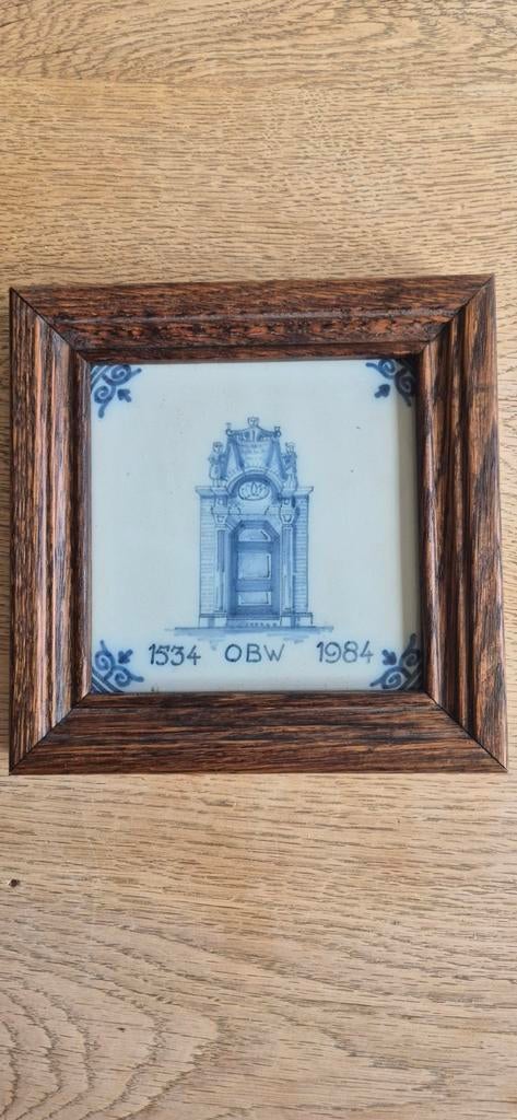 Makkumer Tegel - Oud Burger Weeshuis Leeuwarden 1534-1984, Antiek en Kunst, Antiek | Wandborden en Tegels, Ophalen of Verzenden