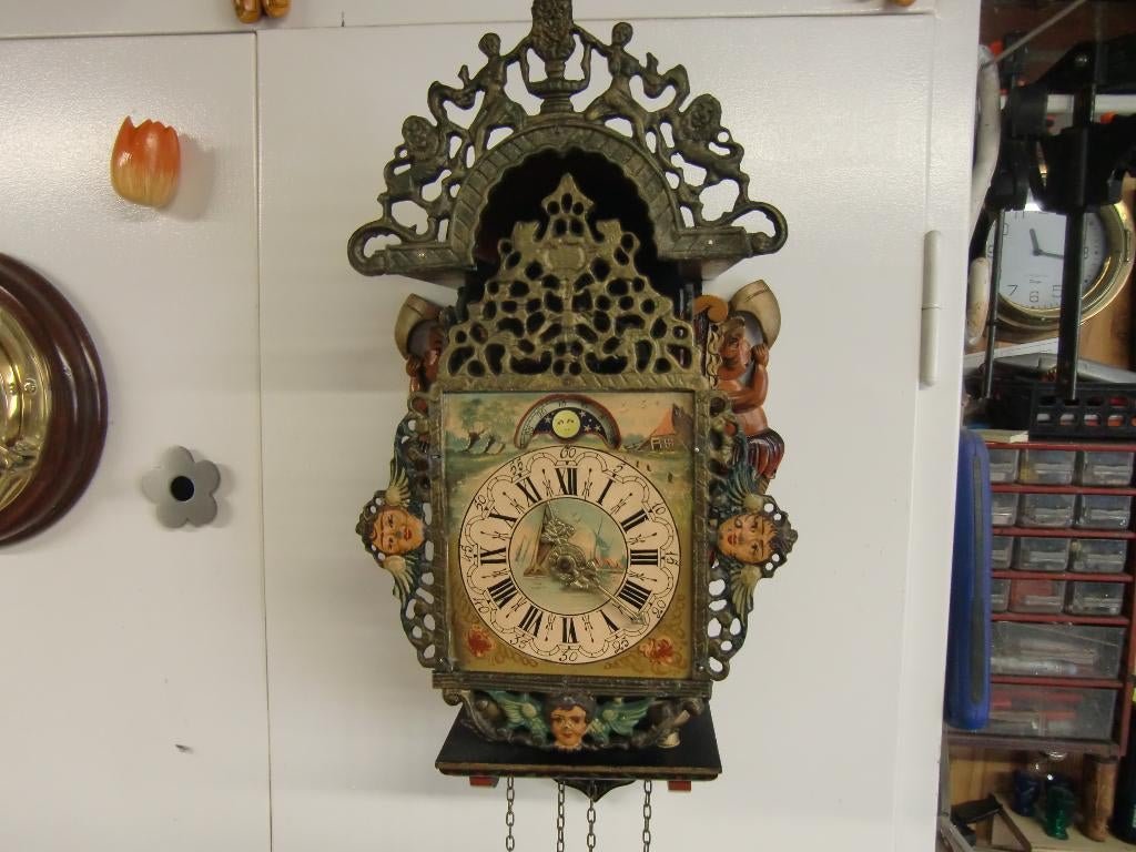 Friese stoelklok met maanstand, Antiek en Kunst, Ophalen of Verzenden