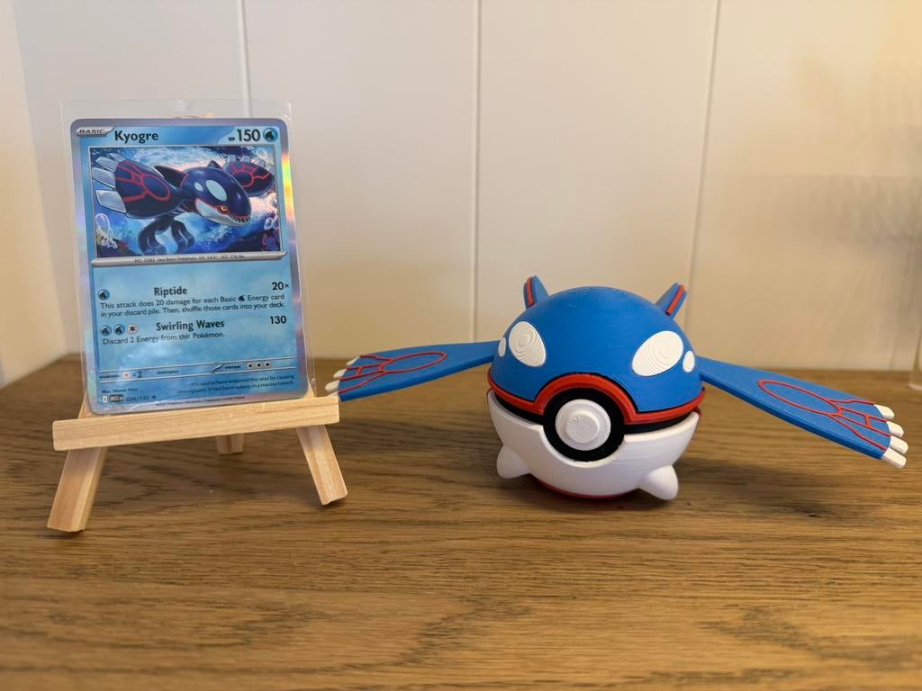 Kyogre pokemon kaart + standaard + pokeball, Ophalen of Verzenden, Nieuw, Losse kaart