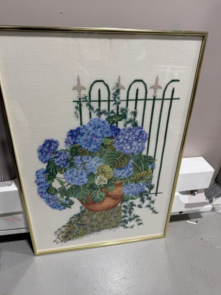 Borduurwerk met hortensia's in lijst, Antiek en Kunst, Ophalen of Verzenden