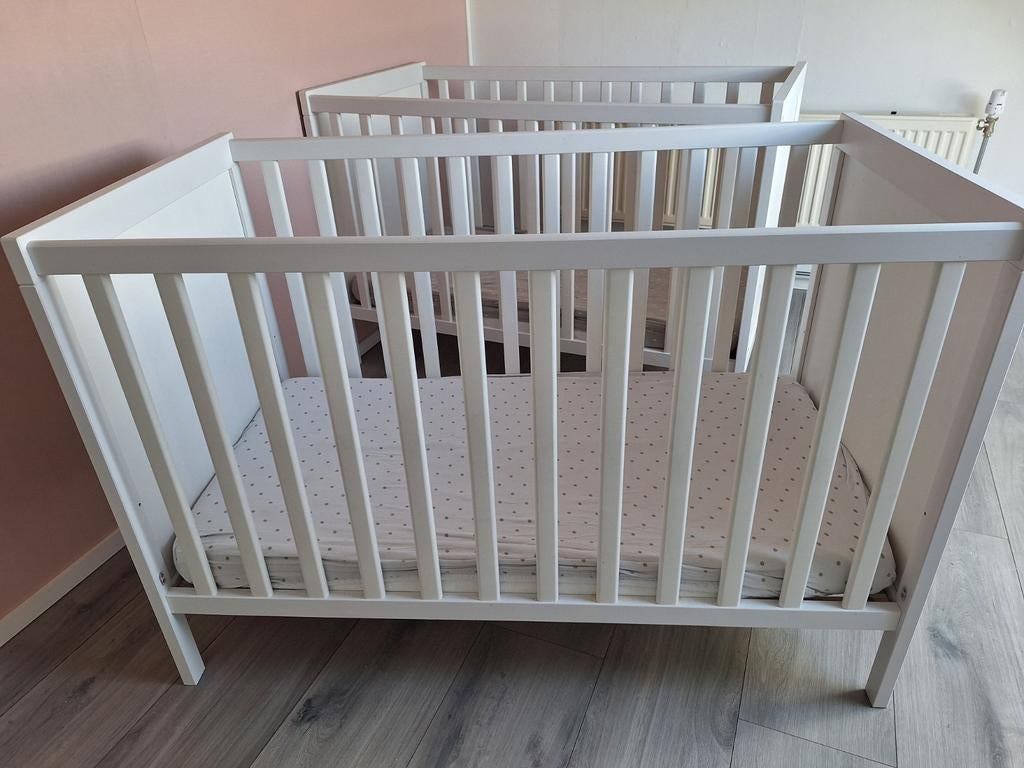 Twee witte ledikanten met matrasjes, Ophalen, Gebruikt, Ledikant