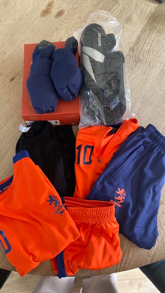ZGAN Voetbal tenue nl maat 134/140 incl puma schoenen mt 34, Ophalen of Verzenden, Zo goed als nieuw, Maat 134