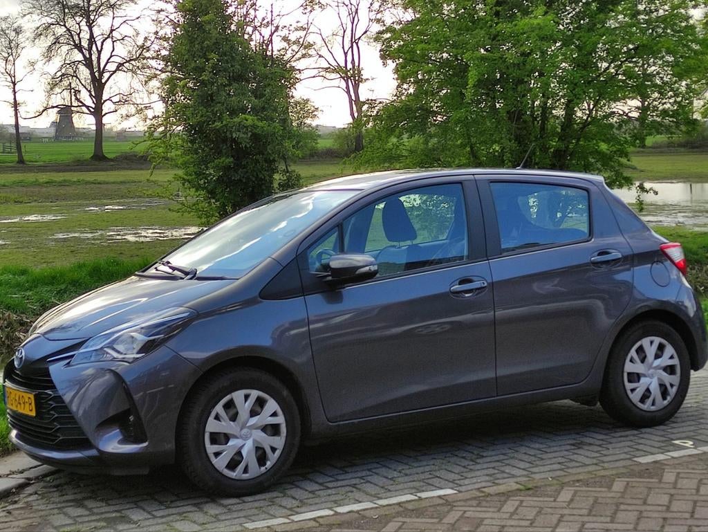 Zuinige Toyota Yaris 1.5 Hybrid 2017 Grijs (nieuwe accu!), Auto's, Toyota, 1497 cc, 49 €/maand, Origineel Nederlands, Zilver of Grijs
