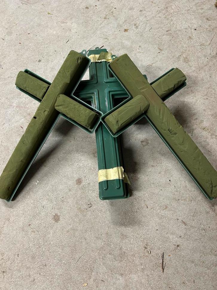 Bloemstuk kruisvorm - Steekschuim onderstel, Hobby en Vrije tijd, Knutselen, Gebruikt, Gereedschap of Toebehoren, Ophalen of Verzenden