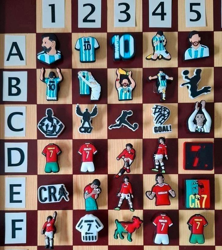 1: Ronaldo en Messi schoenbedels Pins voor de Crocs, Verzamelen, Speldjes, Pins en Buttons, Nieuw, Transport, Ophalen of Verzenden