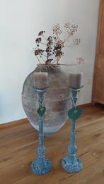 Twee hoge brocanten gietijzeren kandelaars met kaarsen, Ophalen, Overige materialen