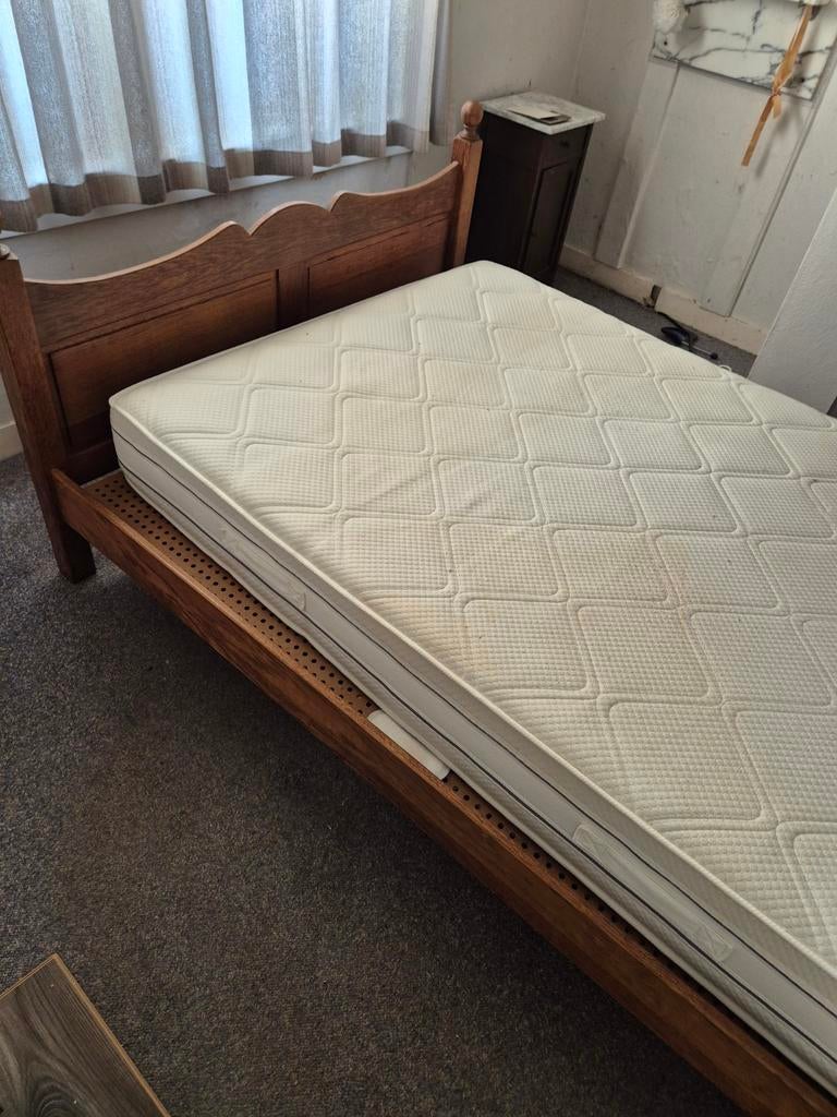 Houten bedframe met matras - 140x200 cm, Gebruikt, Bruin, Klassiek, Tweepersoons