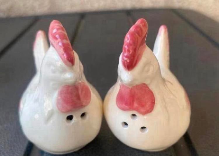 Peper & zoutstel in vorm van kippen met roze accenten.H.6 cm, Ophalen of Verzenden, Zo goed als nieuw