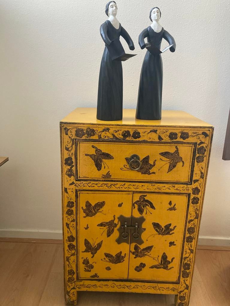 Geel kastje met lade en deurtje, Ophalen