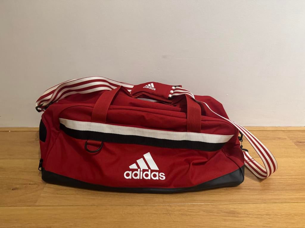 Adidas Sporttas Rood met Schoenenvak - 58x30x28 cm, Ophalen, Gebruikt, Unisex volwassen