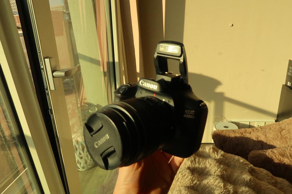 Canon EOS 4000D + accessoires, in goede staat, Ophalen of Verzenden, Canon, Geen optische zoom