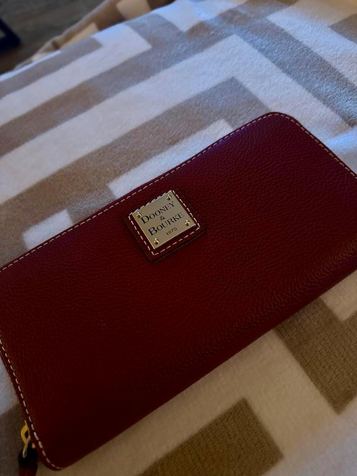 Dooney & Bourke Cranberry Leren Portemonnee, Sieraden, Tassen en Uiterlijk, Portemonnees, Zo goed als nieuw, Overige merken, Overige kleuren