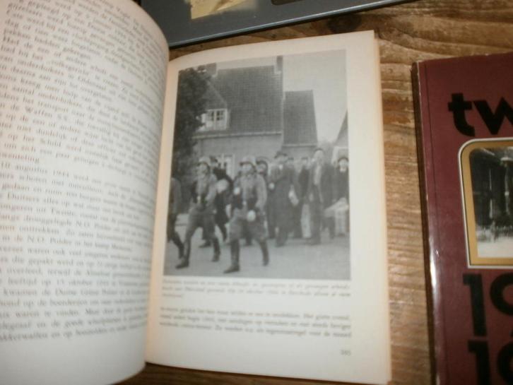 twente 1940-1945 2 delen compleet met veel fotos uit wo2, Boeken, Oorlog en Militair, Gelezen, Overige onderwerpen, Tweede Wereldoorlog