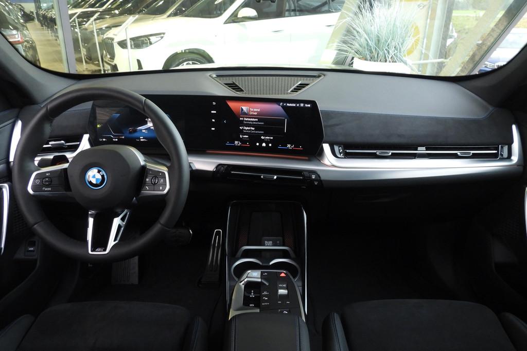 BMW iX1 xDrive30 M Sport / Panoramadak / Trekhaak / Sportsto, Auto's, BMW, Automaat, Zwart, Metallic lak, Zwart