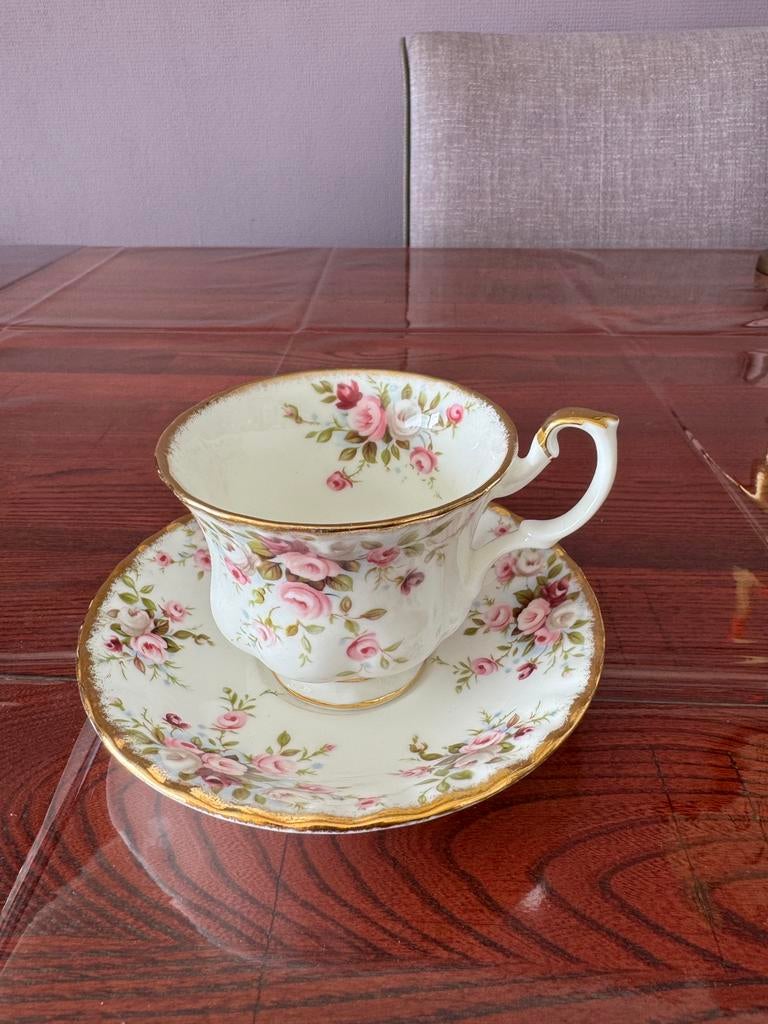 Royal Albert, Gottage Garden, Ophalen of Verzenden, Zo goed als nieuw, Porselein, Kop en/of schotel